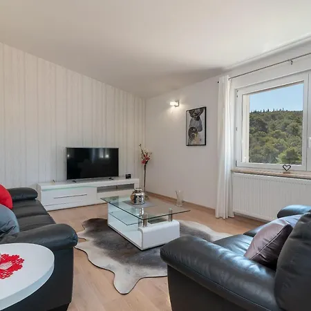 Vera - With Nice View Apartament