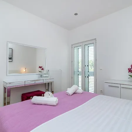 Vera - With Nice View Apartament Trogir