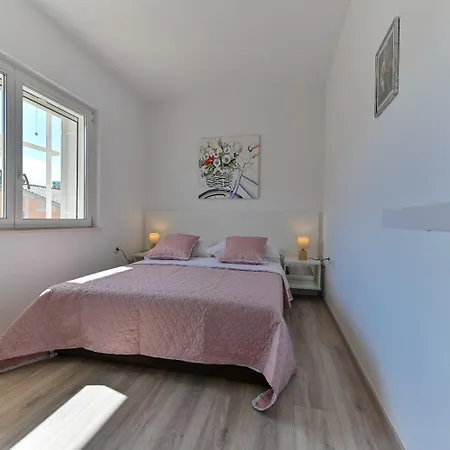 Vera - With Nice View Apartament