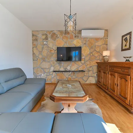 Vera - With Nice View Apartament Trogir